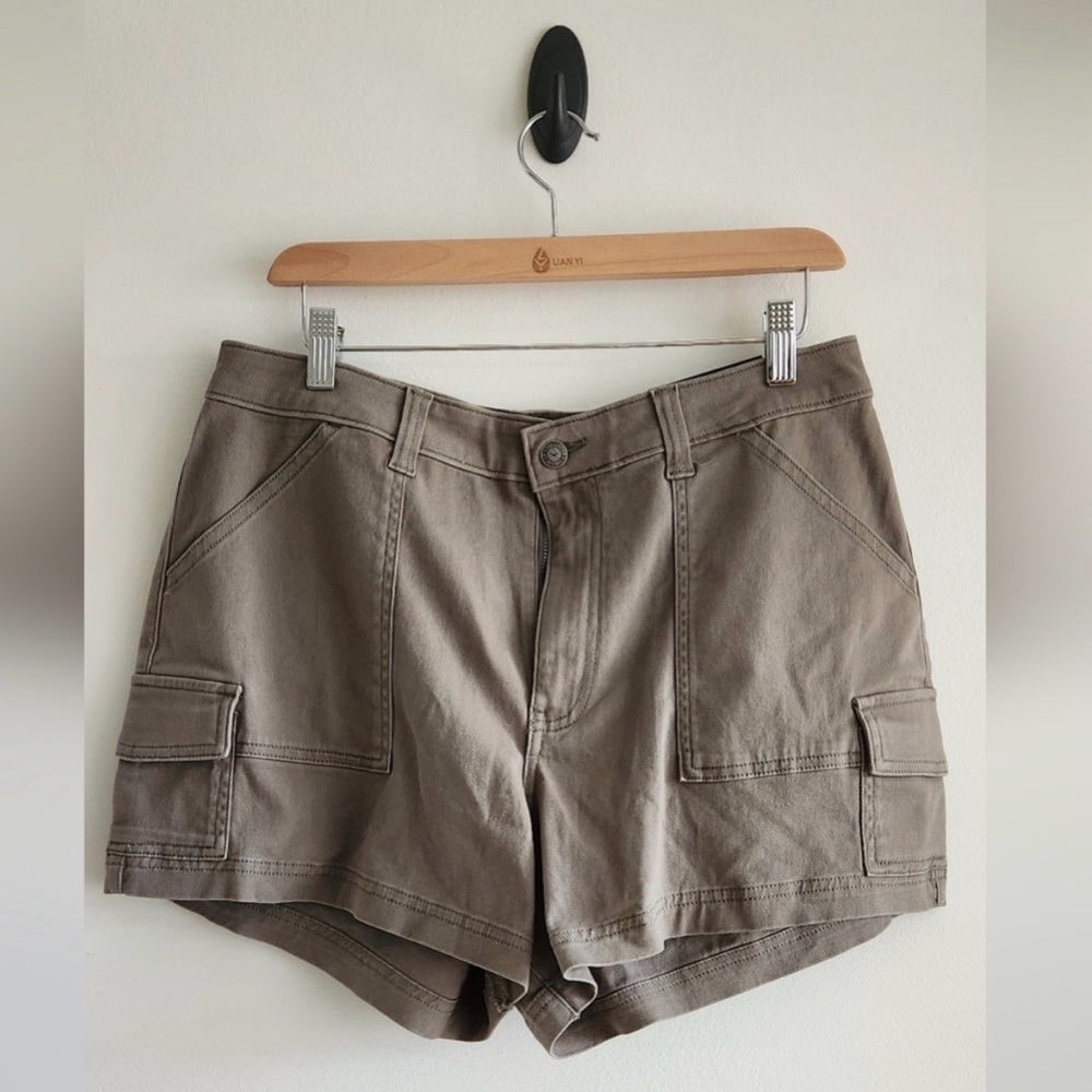 Hollister Ultra High-Rise Cargo Mom Shorts - Talla 13/W31 - NWT